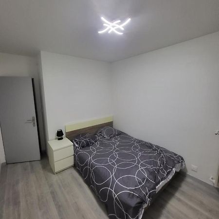 Chambre Neuve Dans Un Logement Partage A 10 Minute Du Circuit 24H Allonnes  Luaran gambar