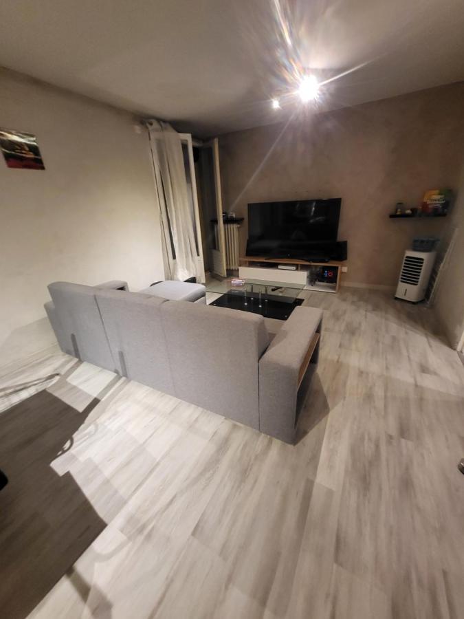 Chambre Neuve Dans Un Logement Partage A 10 Minute Du Circuit 24H Allonnes  Luaran gambar